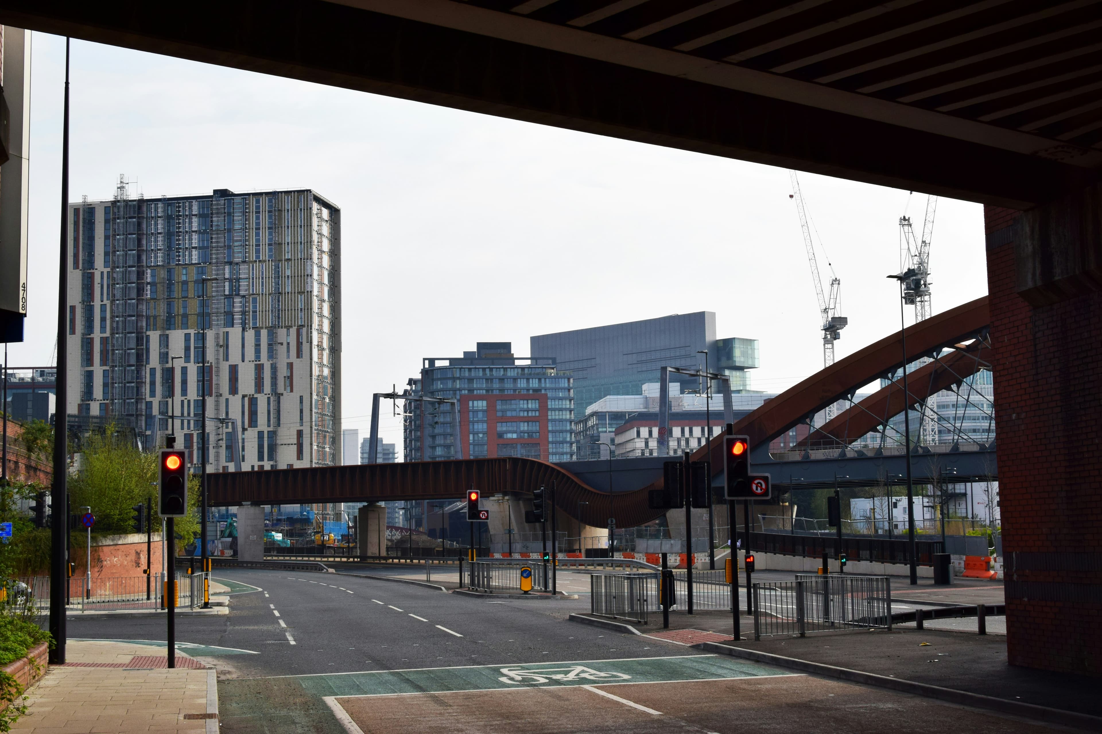 Infrastruktur kota cerdas dengan lampu jalan pintar dan sensor IoT yang terintegrasi di pusat kota modern